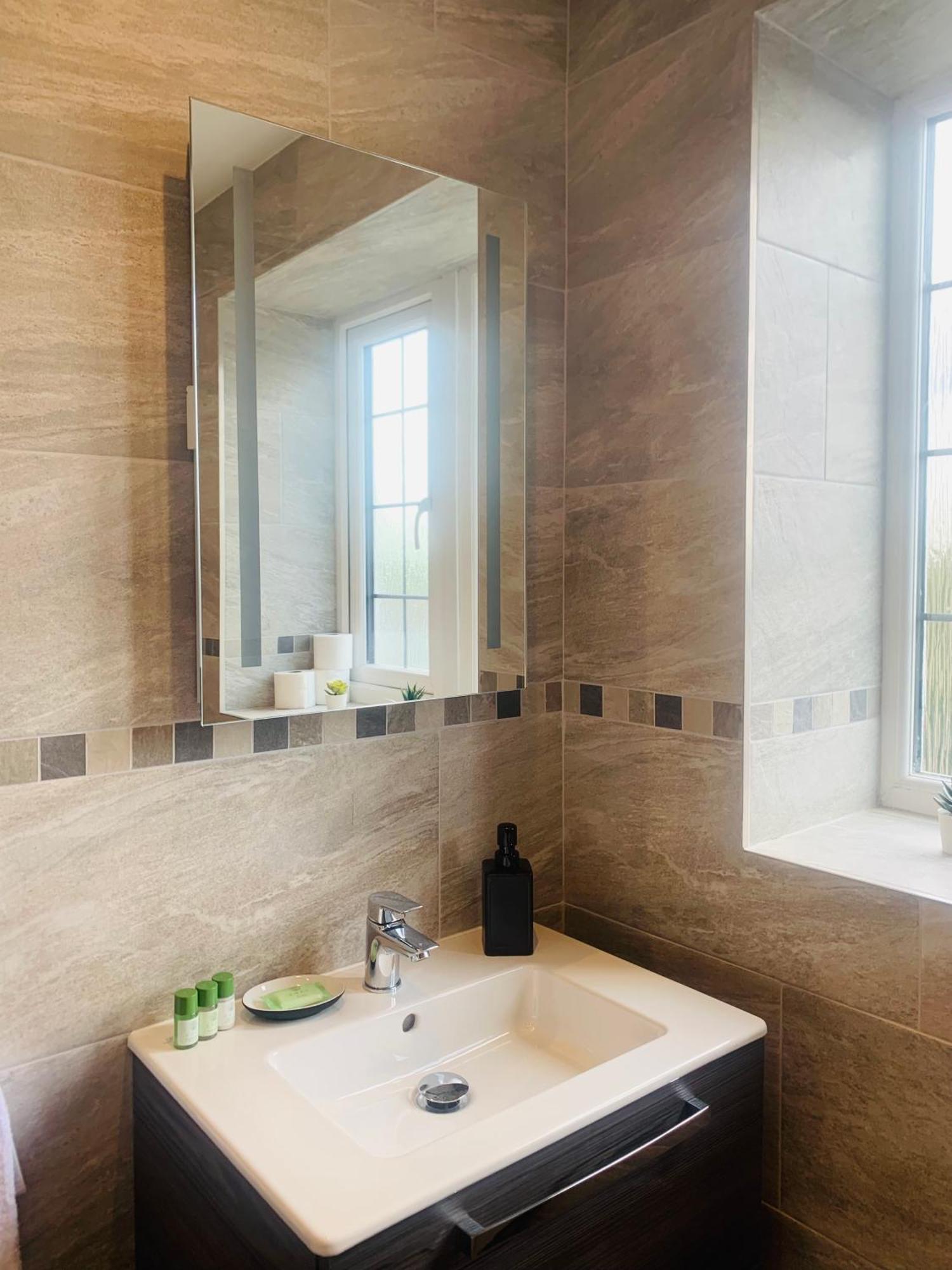 Newly Renovated, Modern 3 Bed Apartment Walmersley Eksteriør billede