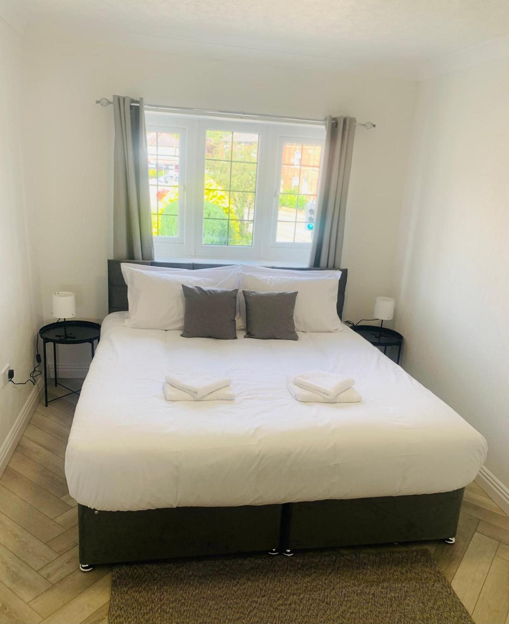 Newly Renovated, Modern 3 Bed Apartment Walmersley Eksteriør billede